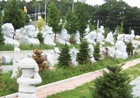 クンバウィオルグル(大きな岩の顔)彫刻公園